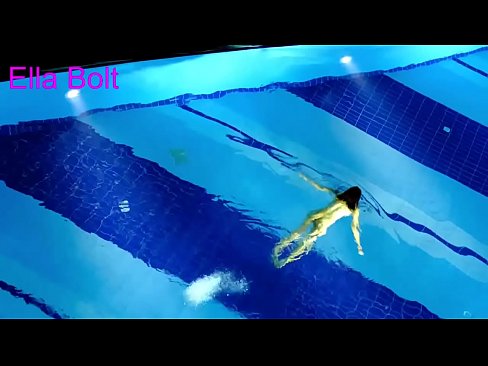 ❤️ मी पाहणे थांबवू शकत नाही, तरुण गोरा ELLA BOLT रिसॉर्ट पूलमध्ये नग्न पोहताना पकडला गेला लिंग ❌️